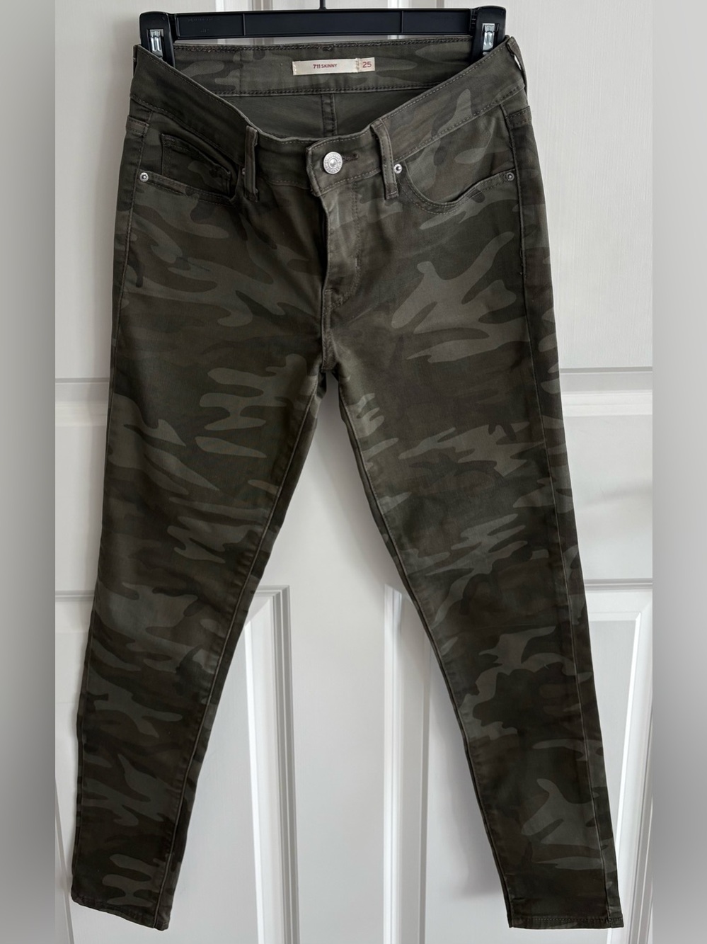 Levi's Women's Camo Ankle Jeans